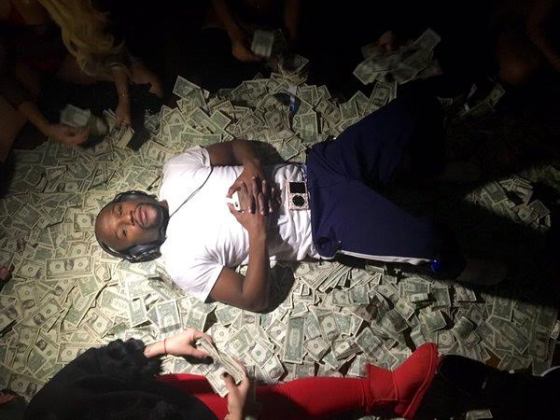 Money Bed! Floyd Mayweather Shares New Photo