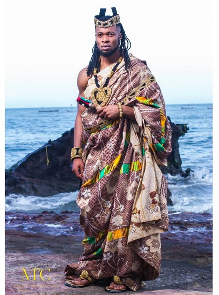 FLAVOUR SHOWS OFF HIS ROYAL SWAG AS HE POSES WITH HIS BEAUTIFUL MAIDENS (PHOTOS)