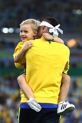 Lovely Photos Of Neymar Kissing His Son, After Olympics Gold Win (2)