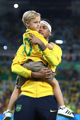 Lovely Photos Of Neymar Kissing His Son, After Olympics Gold Win (3)