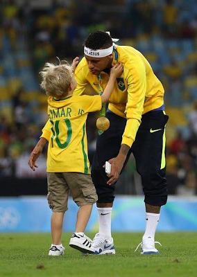 Lovely Photos Of Neymar Kissing His Son, After Olympics Gold Win (4)